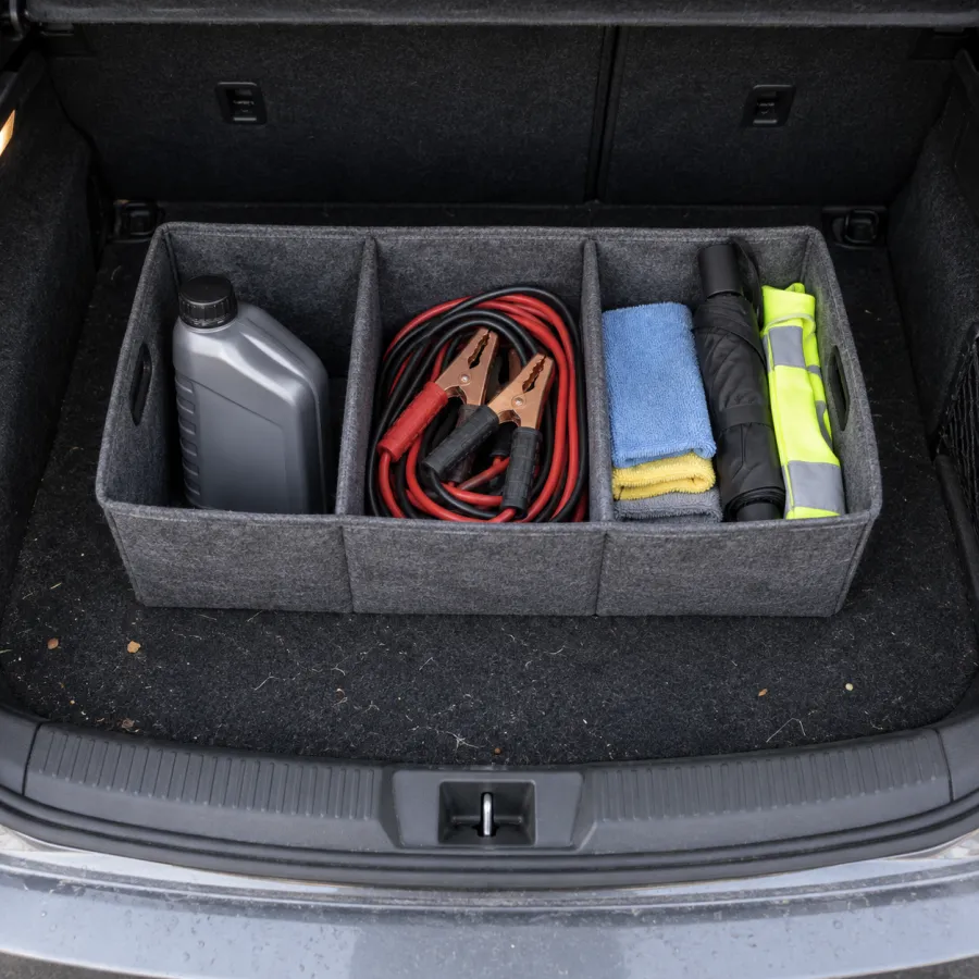 Organizador de fieltro gris con tres compartimentos dentro de un maletero