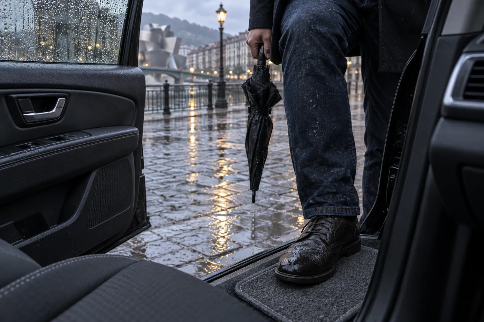 Zapato mojado entrando en un coche sobre una alfombrilla de moqueta en un día de lluvia